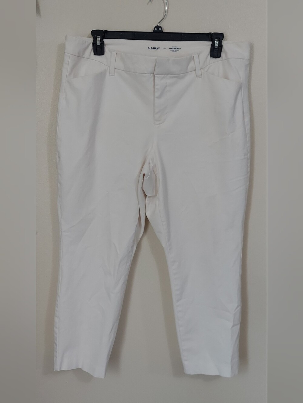 Old Navy White Women's Capris - Slim Stretch